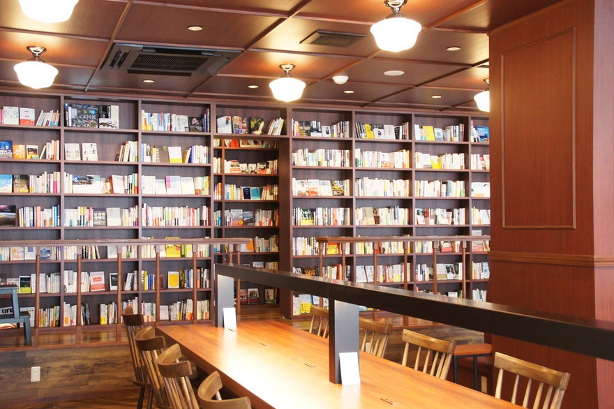 【新栄町】読書におやつ、仕事や勉強も！マルチに活用できるブックカフェ「CENTRE」【金シャチマネー2024が使えるお店】