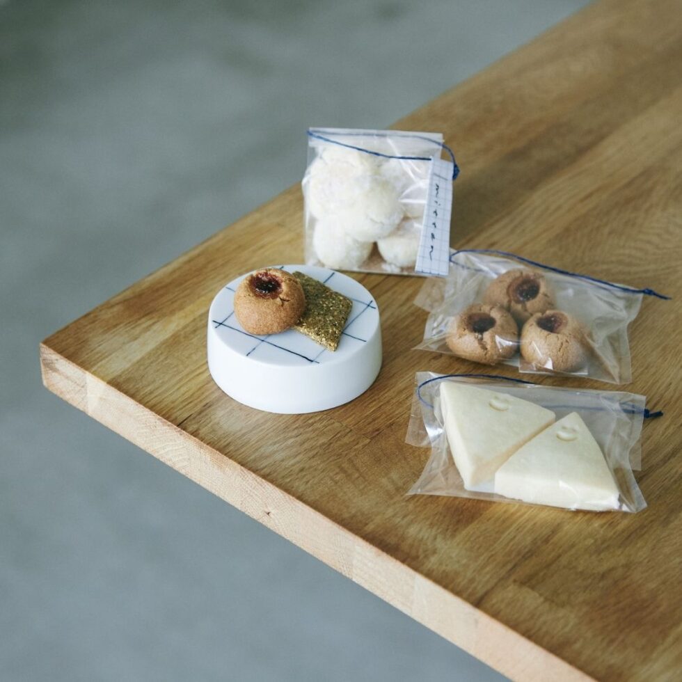 「BAKE SHOP & CAFE mitten（ミトン）× 眞窯（しんがま）」の食器と焼き菓子で、“ちょっとだけ”特別なおうち時間を
