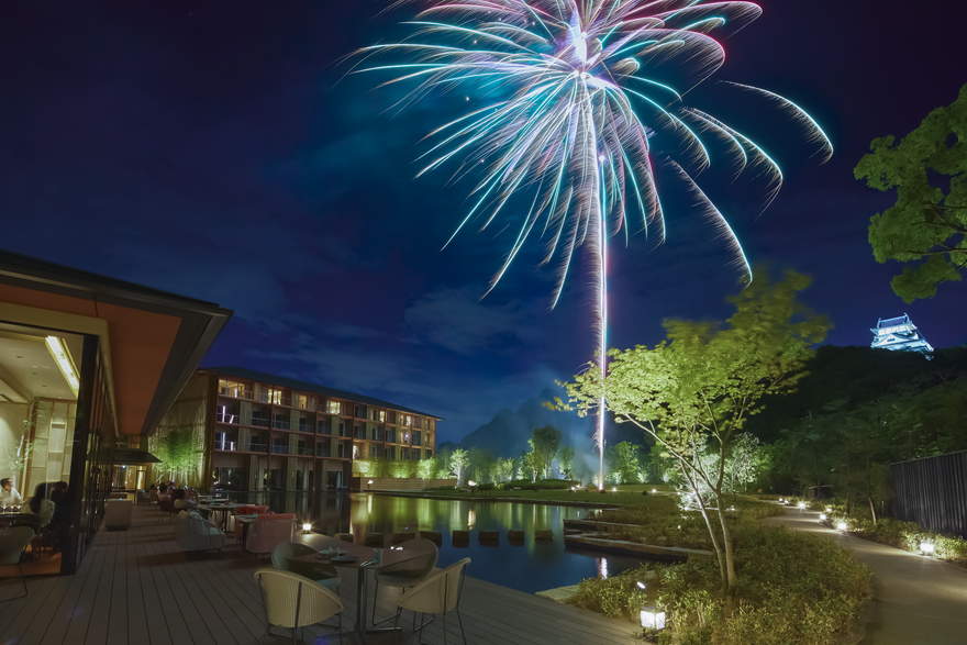 打ち上げ花火とシャンパンを浴衣で楽しむ、夏のひととき。ホテルインディゴ犬山有楽苑で初の夏イベントが開催！