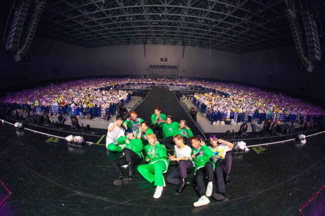 JO1初のライブツアー『2022 JO1 1ST ARENA LIVE TOUR ‘KIZUNA’』ステージでのメンバー集合写真