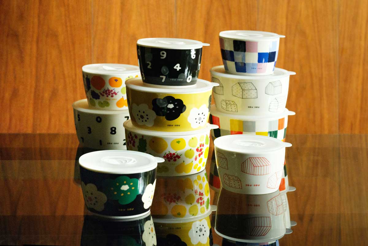 京都のテキスタイルブランド〈SOU・SOU〉から、保存・あたため直し・食器の3役をこなすテーブルウェア「器になるレンジパック」が新登場！