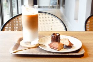 プリンチピアンテ_フィナンシェサンド、カヌレ、カフェラテ