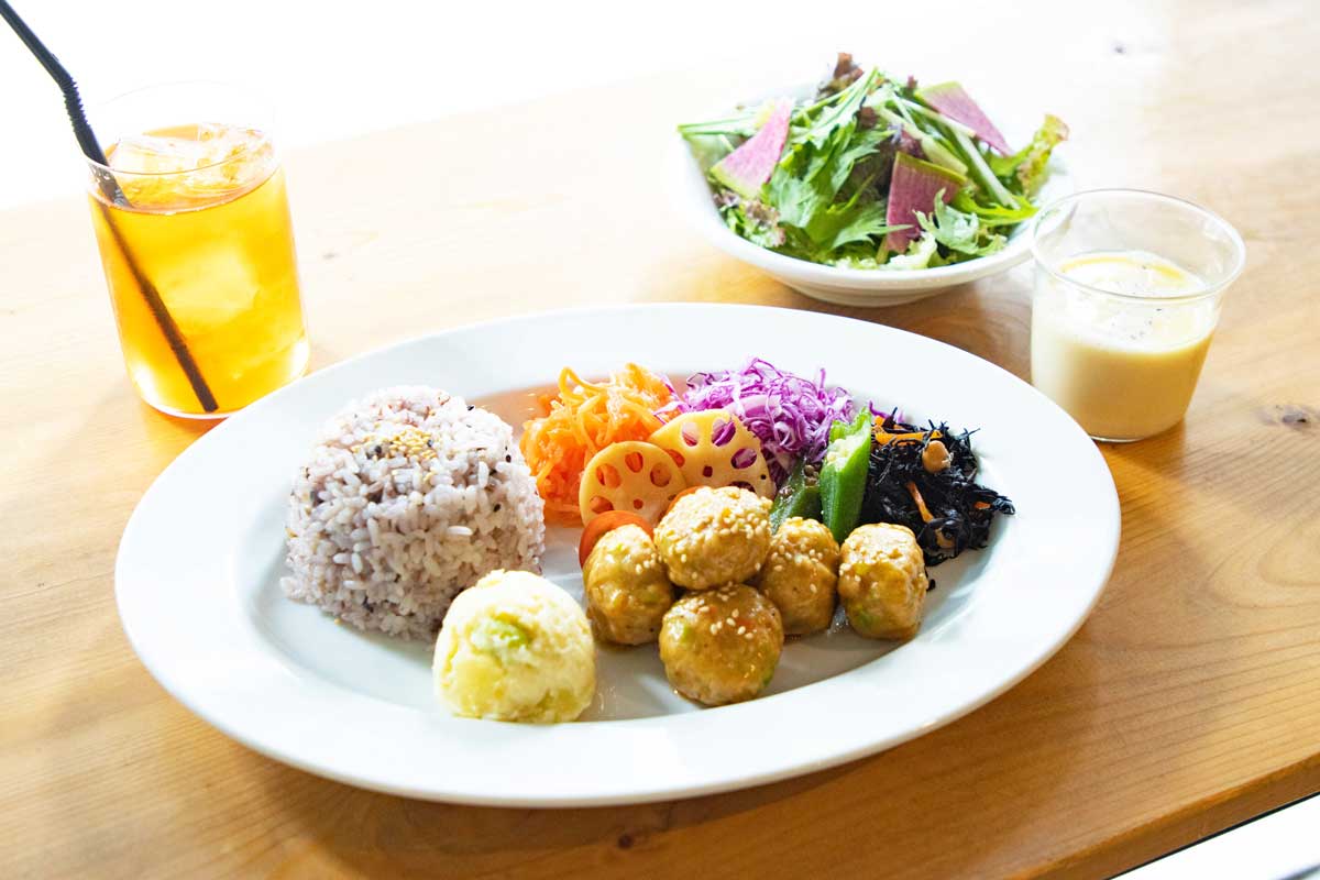 ヘルシーは正義！「お肉と野菜とクラフトビール nagi 栄店」のビーガンランチ「ベジプレート」と人気スイーツ【中区・栄】