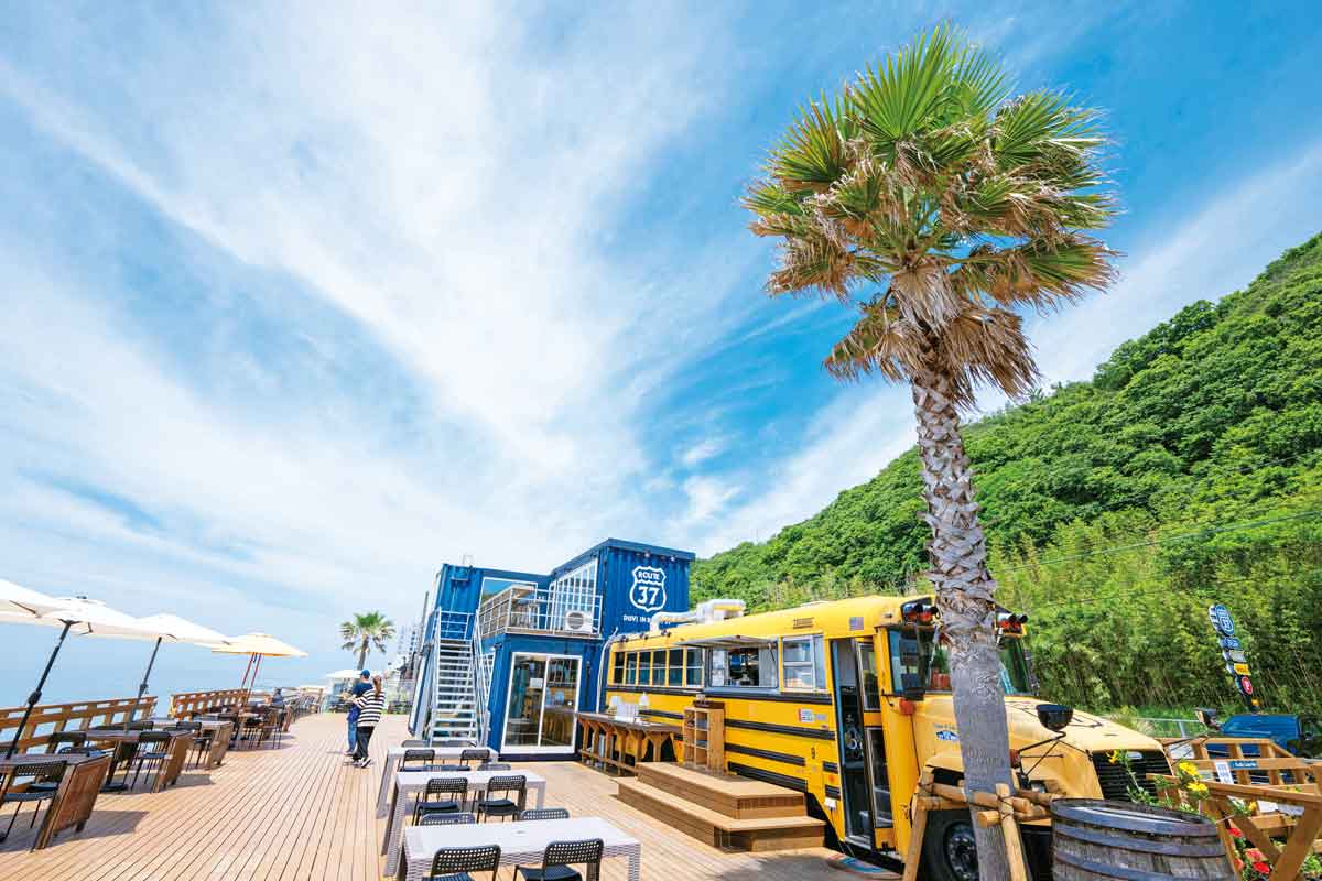 まるで海外のビーチリゾート！海も山も望める絶景カフェ「37CAFE」【愛知・南知多町】