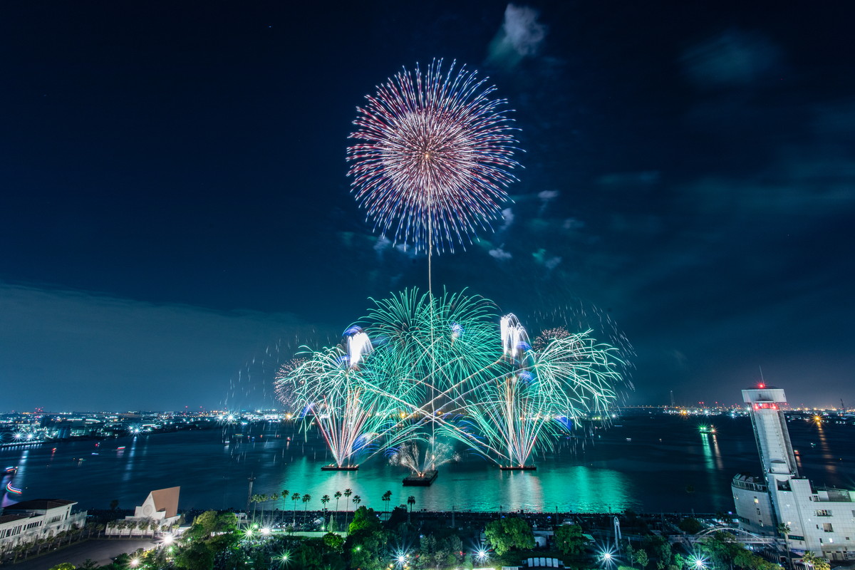 2年ぶり！10回記念大会。花火と音楽が完全シンクロ「名港水上芸術花火