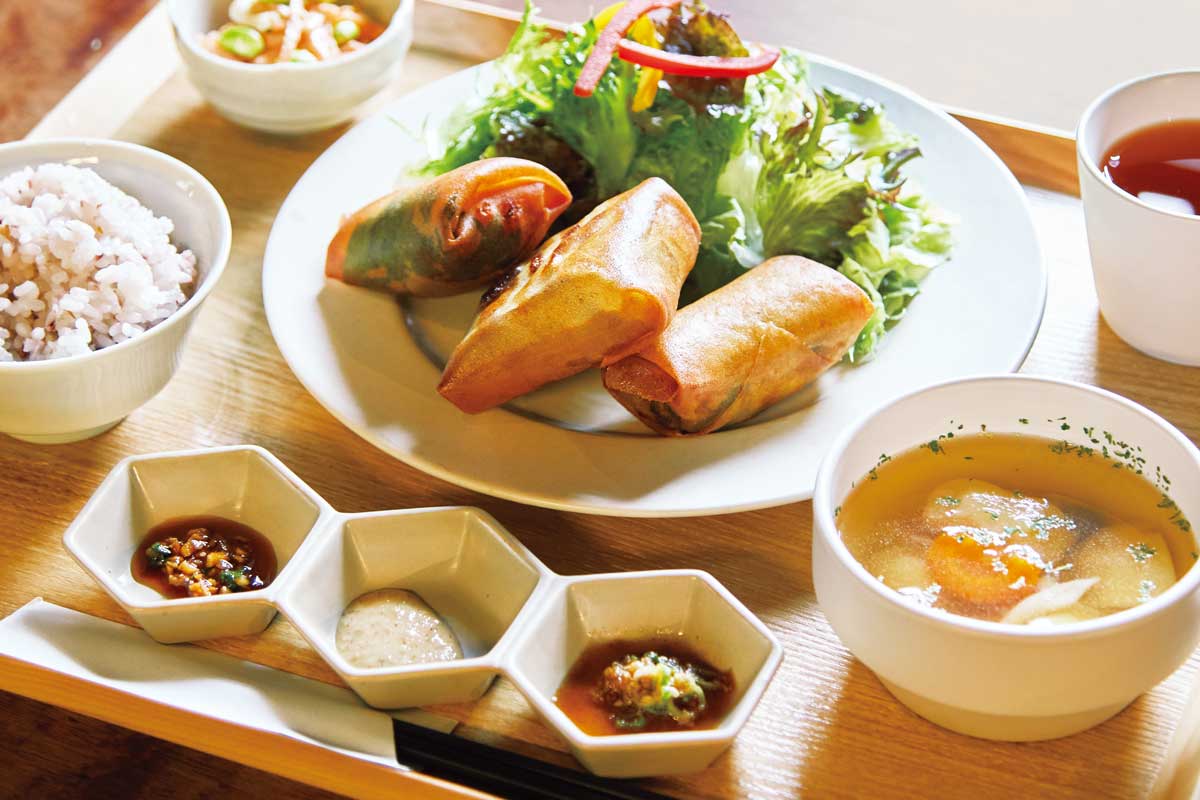 一本ずつ手包みの愛情たっぷりな春巻きが人気！夫婦で営む古民家食堂