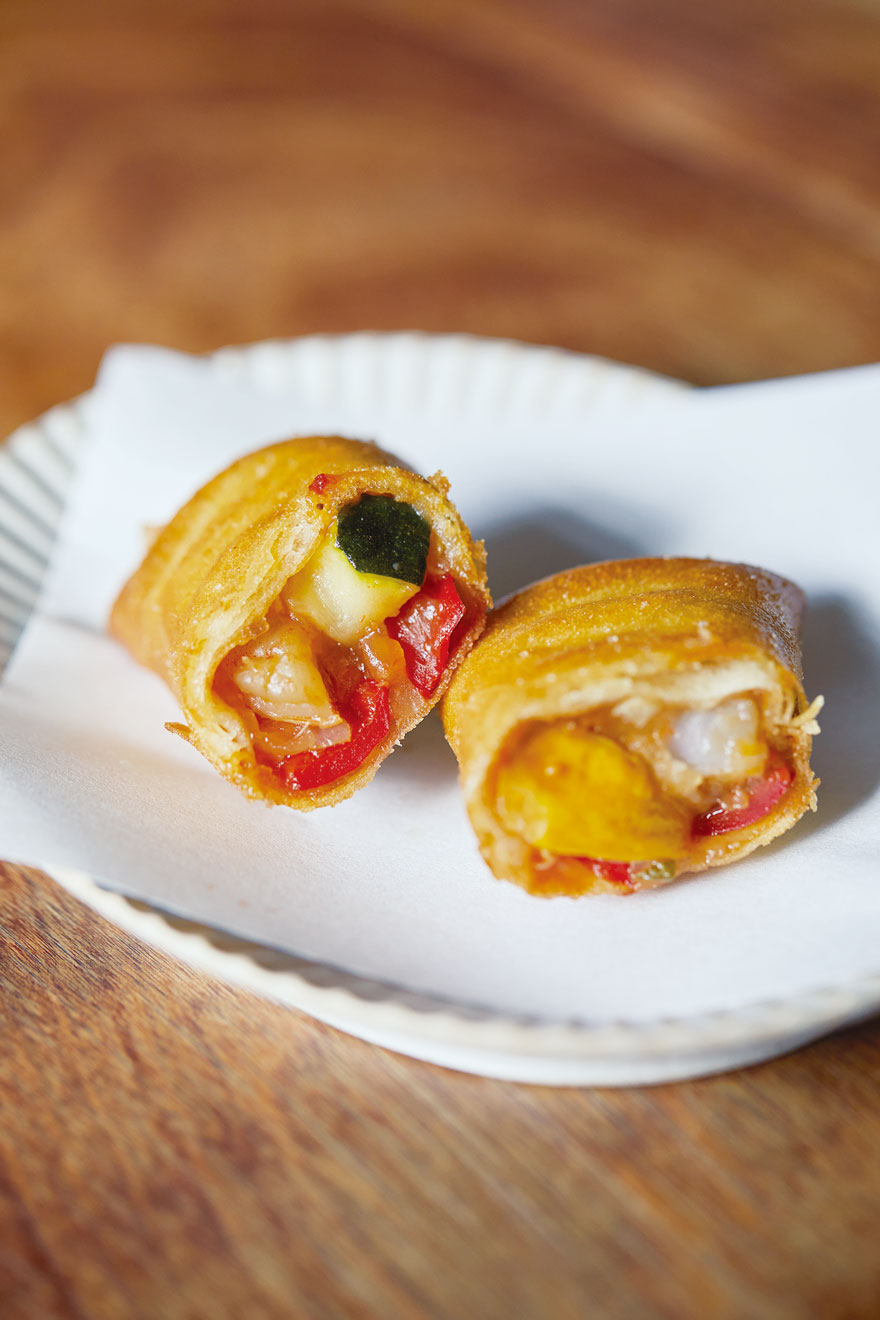 一本ずつ手包みの愛情たっぷりな春巻きが人気！夫婦で営む古民家食堂