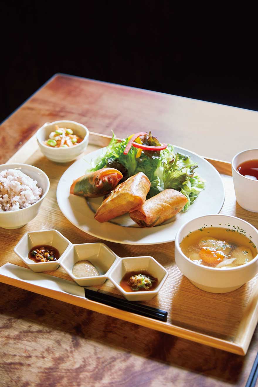 一本ずつ手包みの愛情たっぷりな春巻きが人気！夫婦で営む古民家食堂