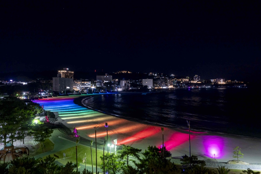 全長約620m！白砂のビーチが光の道に大変身「⽩良浜シーサイド