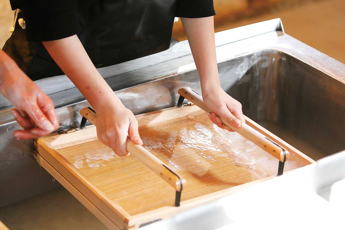 趣あふれる町並みに美濃和紙のやさしい彩りを。「和紙の店 紙遊」で